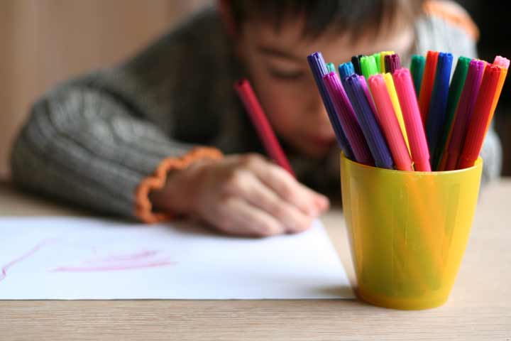 niña dibujando