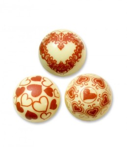 Bolas-de-chocolate-blanco-con-corazones-para-decorar-tartas